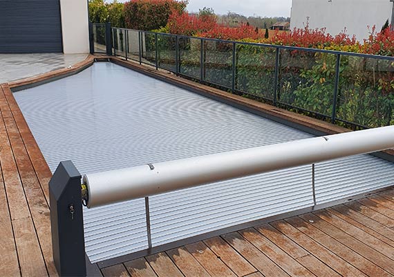 Lames polycarbonate gris nacré fond noir pour volet de piscine